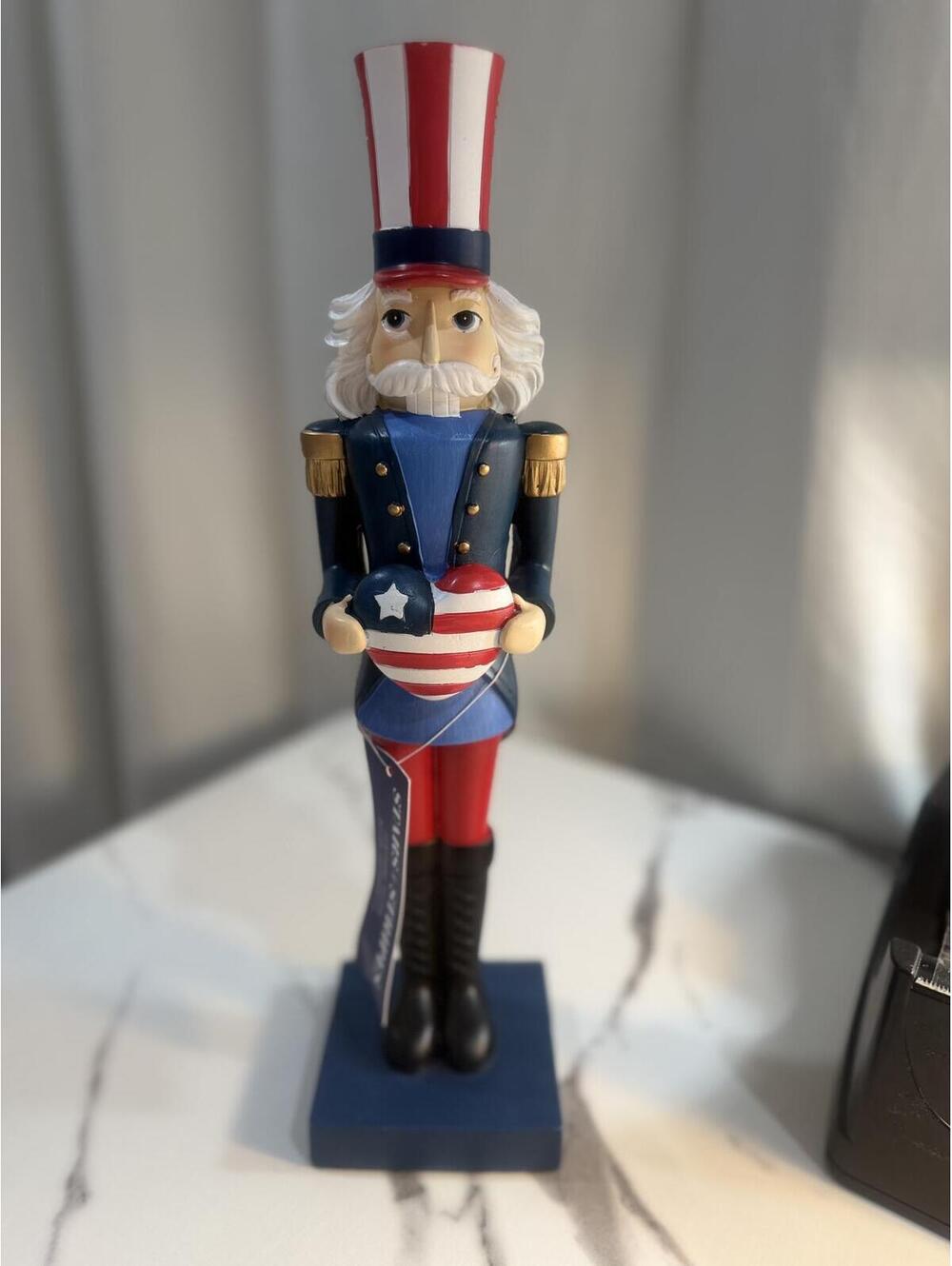 Patriotic Nutcracker Uncle Sam Holding a heart 1423